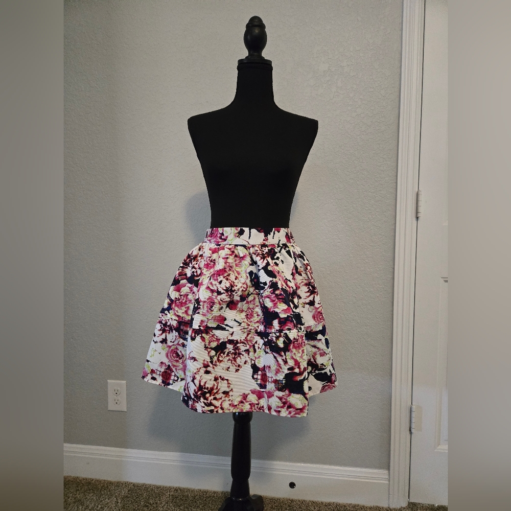 ExpressFloral skirt, double lined with pockets High waistedPolyesterSize 2